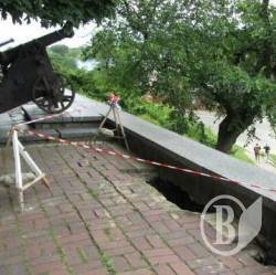 Чернігів: Пам'ятку зруйнували, зате тротуар відремонтували Чернігів: Пам'ятку зруйнували, зате тротуар відремонтували